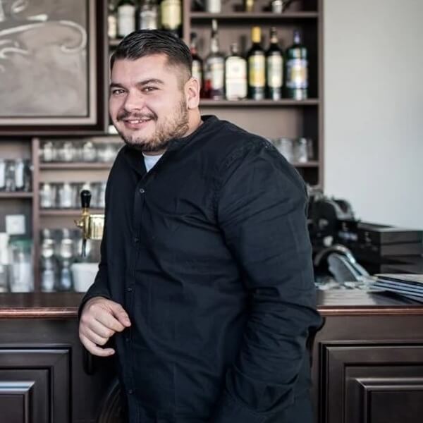 Zakladateľ a spolumajiteľ Viktor